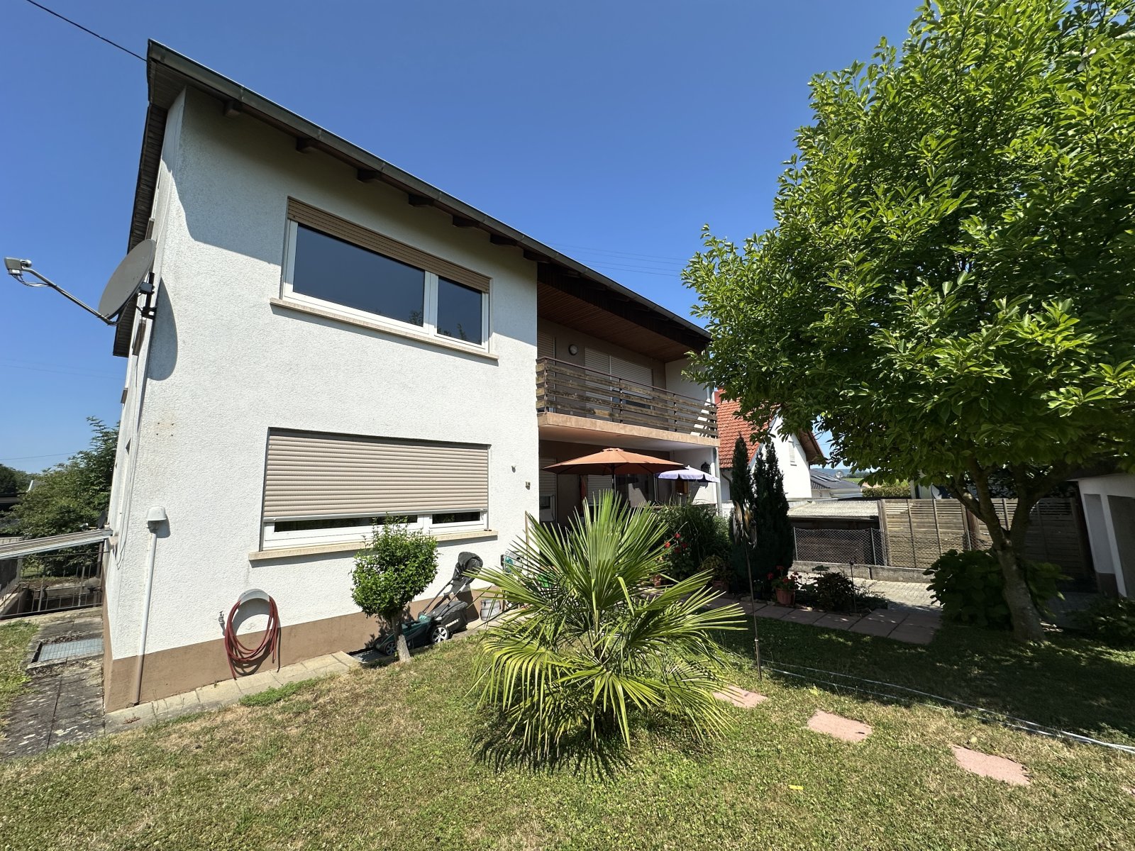 2-Familienhaus mit Hof, Garten und 2 Garagen-1 Wohnung vermietet  2-Familienhaus mit Hof, Garten und 2 Garagen-1 Wohnung vermietet