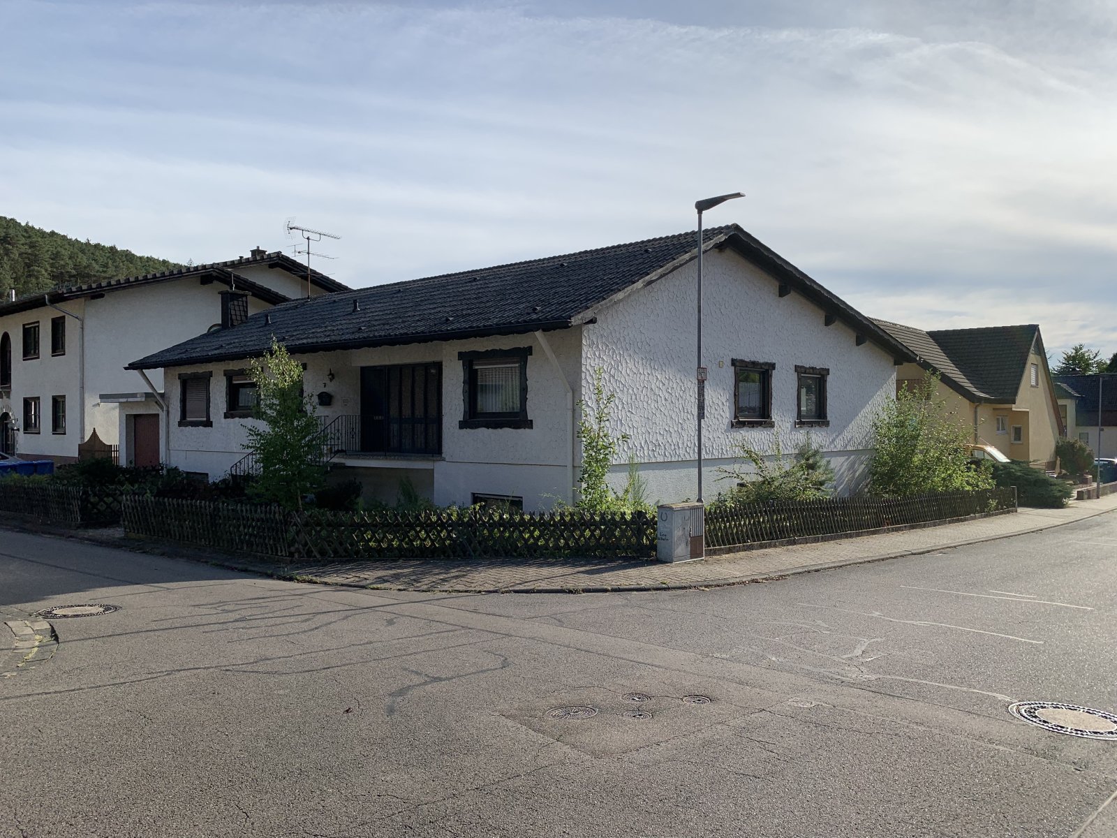 Bungalow mit Einliegerwohnung, Doppel- und Einzelgarage-2 Wohneinheiten zB. für Mehrgenerationenwohnen Bungalow mit Einliegerwohnung, Doppel- und Einzelgarage-2 Wohneinheiten zB. für Mehrgenerationenwohnen