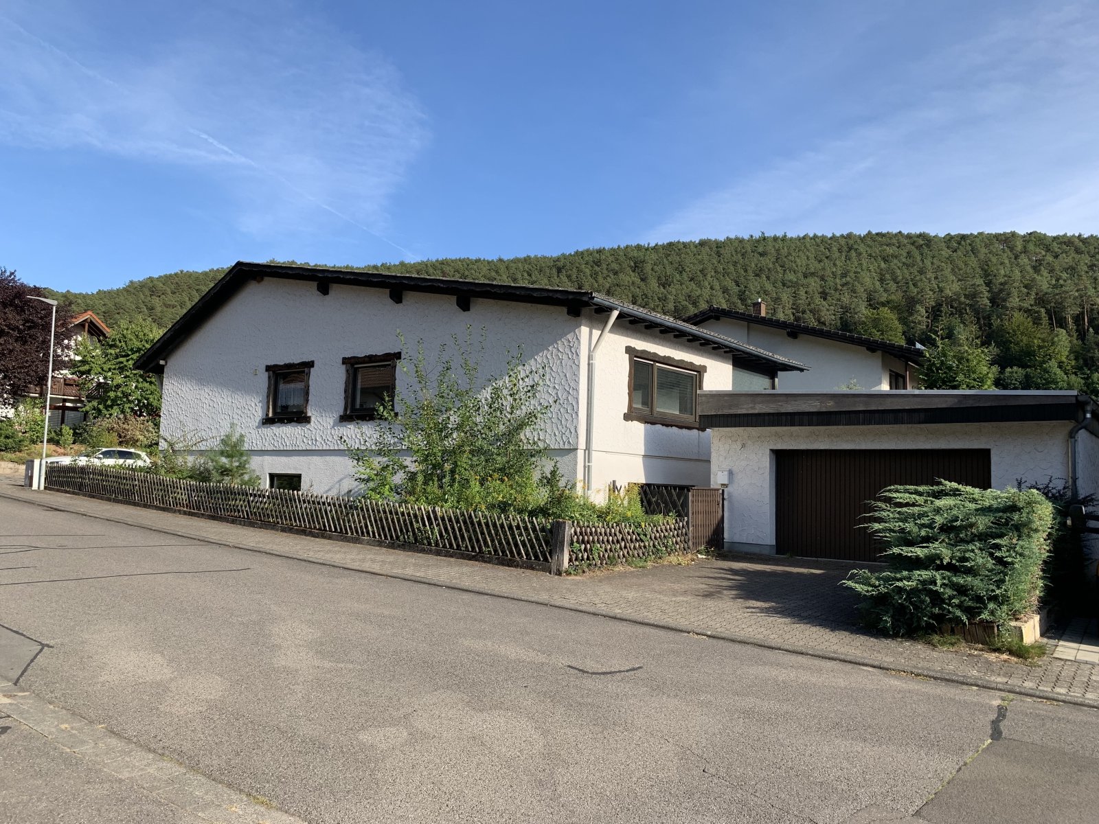 Sehr gepflegter Bungalow mit Einliegerwohnung, Doppel- und Einzelgarage Sehr gepflegter Bungalow mit Einliegerwohnung, Doppel- und Einzelgarage