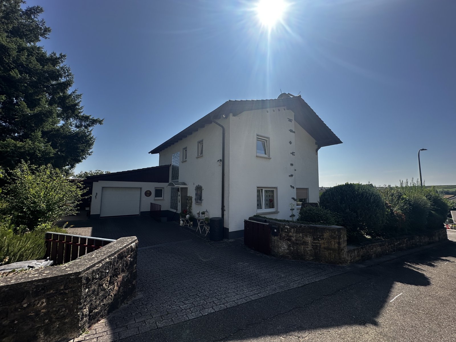 Wohnhaus mit Traumblick und idyllischer Lage an den Weinbergen, Garten, Hof und Garage  Wohnhaus mit Traumblick und idyllischer Lage an den Weinbergen, Garten, Hof und Garage