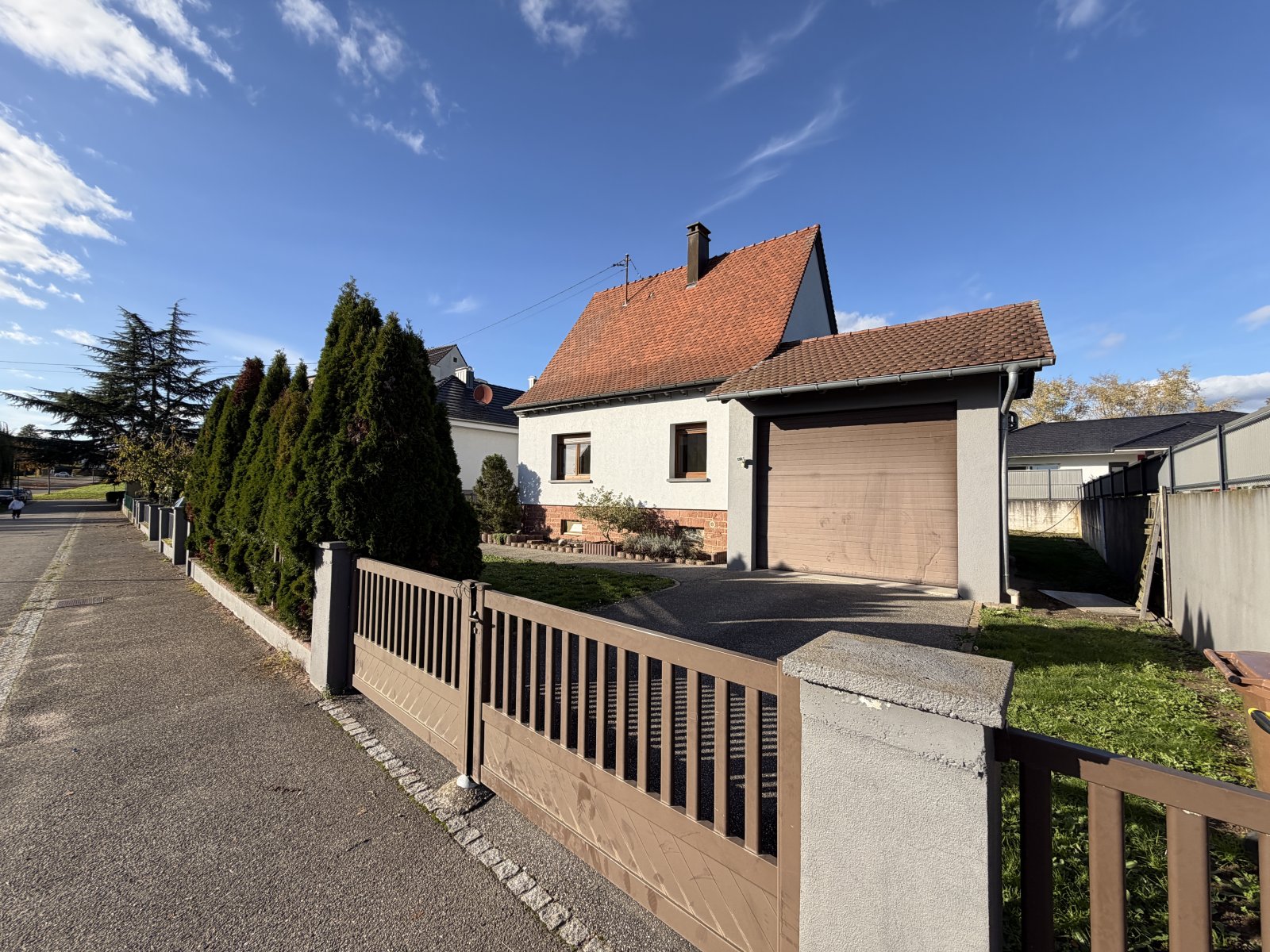 Einfamilienhaus mit Garten, Wintergarten und großer Garage Einfamilienhaus mit Garten, Wintergarten und großer Garage