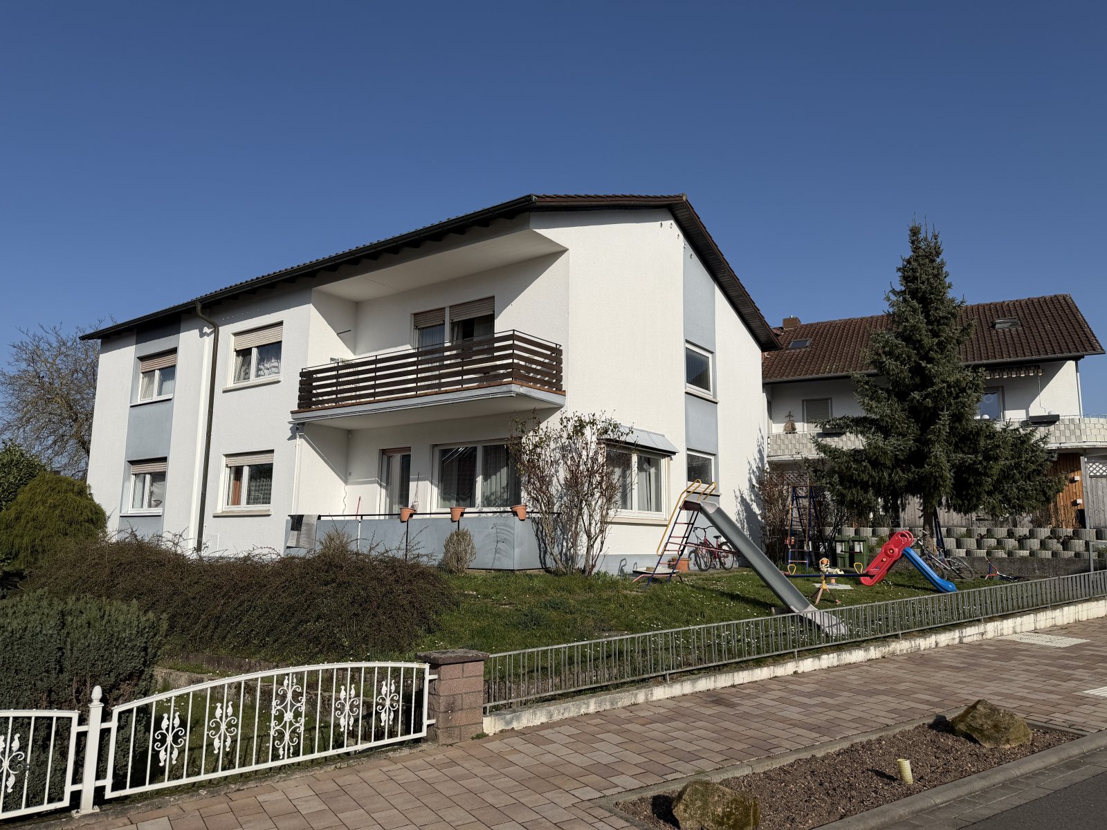 5-Zimmer-Wohnung im 1. Obergeschoss am Schul- und Sportzentrum 5-Zimmer-Wohnung im 1. Obergeschoss am Schul- und Sportzentrum