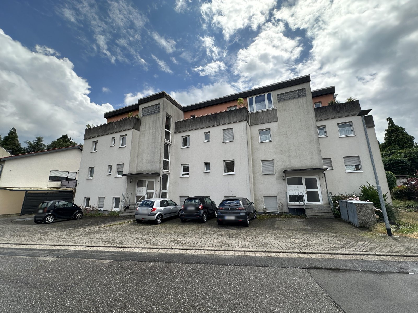 3-Zimmer-Wohnung zzgl. 1-Zimmer-Appartement mit Stellplatz und Garage 3-Zimmer-Wohnung zzgl. 1-Zimmer-Appartement mit Stellplatz und Garage