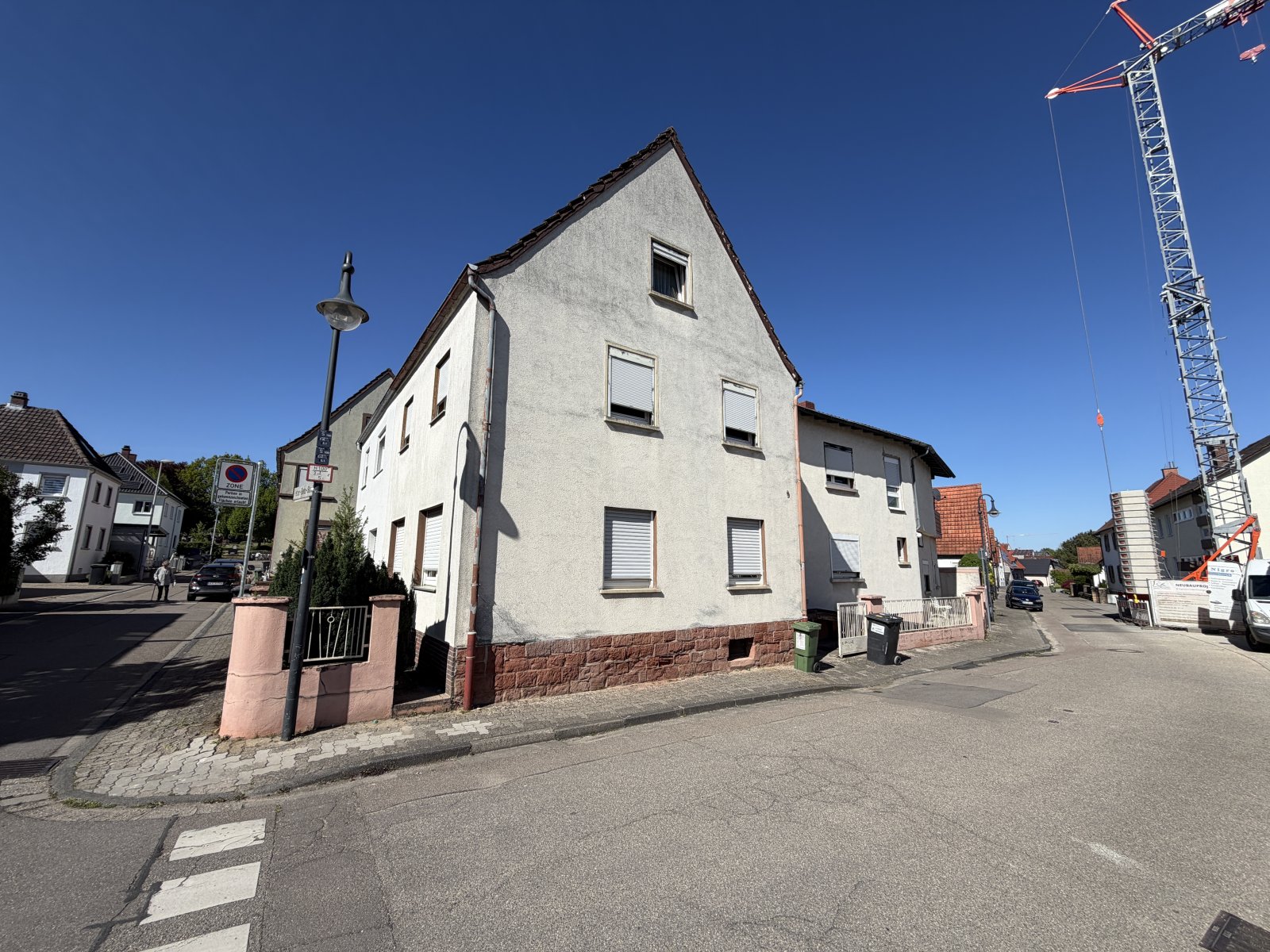Gepflegtes Wohnhaus mit Garage und kleinem Garten in ruhiger und zentraler Lage Gepflegtes Wohnhaus mit Garage und kleinem Garten in ruhiger und zentraler Lage