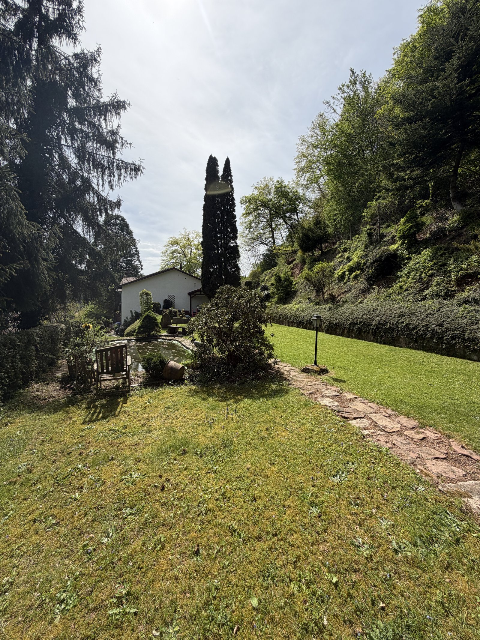 Wohnen auf einer Ebene-Wohnhaus im Bungalow-Stil mit Einliegerwohnung im Gartengeschoss Wohnen auf einer Ebene-Wohnhaus im Bungalow-Stil mit Einliegerwohnung im Gartengeschoss