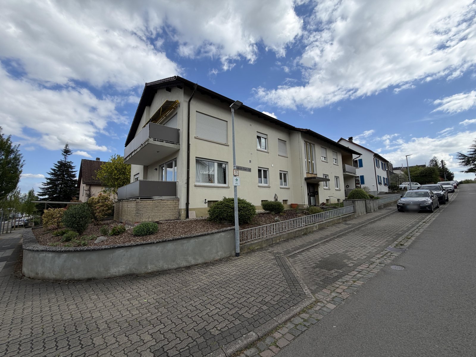 Modernisierte 3-Zimmer-Wohnung mit Garage, Balkon, Terasse und Gartenanteil Modernisierte 3-Zimmer-Wohnung mit Garage, Balkon, Terasse und Gartenanteil