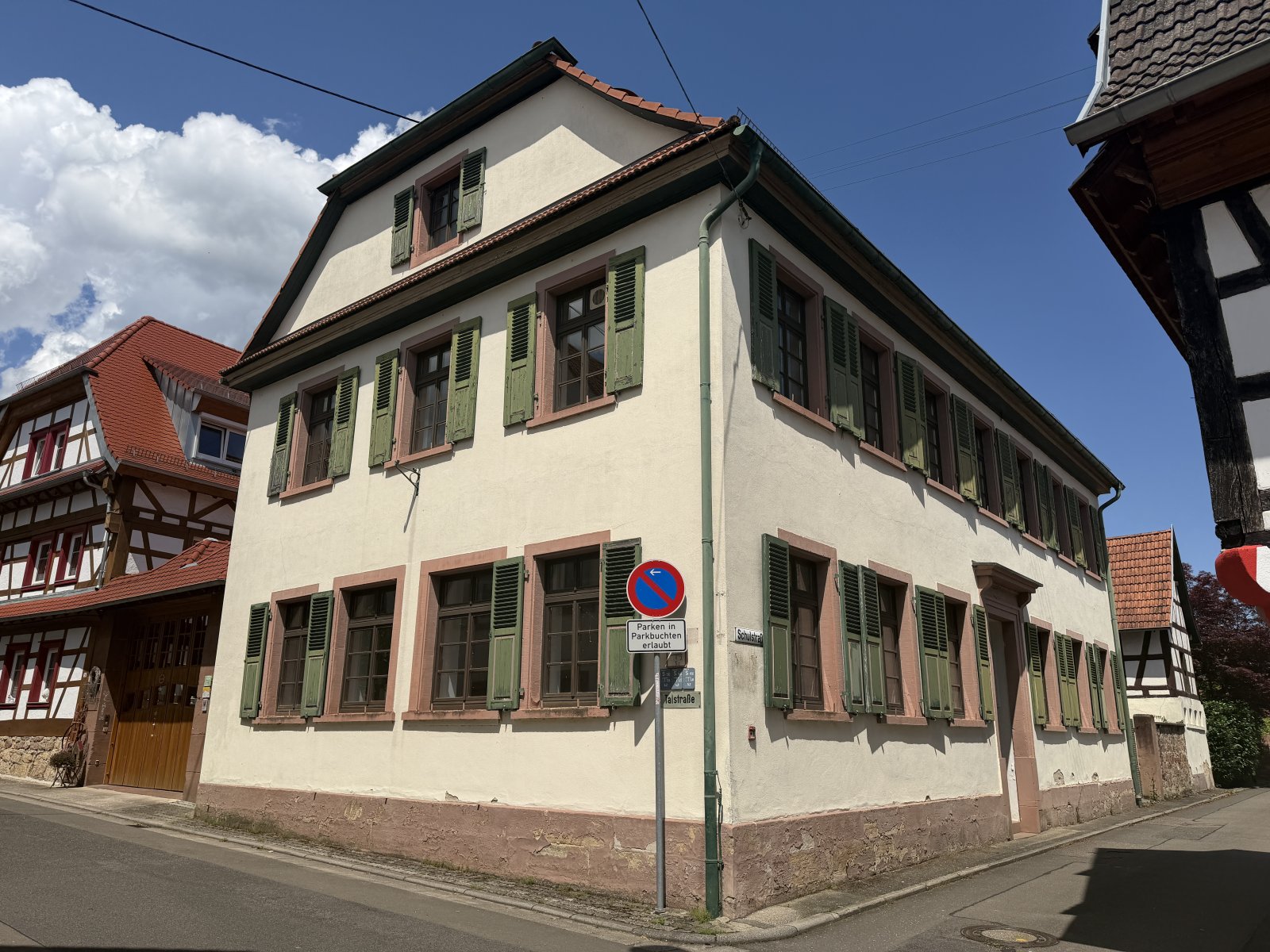 Ehemaliges Schulhaus mit Innenhof und Nebengebäuden-klassizistischer Baustil mit Denkmalschutz Ehemaliges Schulhaus mit Innenhof und Nebengebäuden-klassizistischer Baustil mit Denkmalschutz
