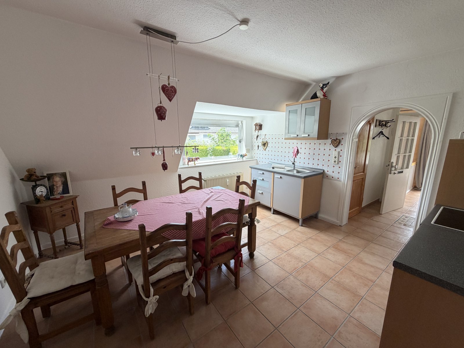 Wohnhaus mit 2 abgeschlossenen Wohnungen, sonnigem Garten und 2 Garagen Wohnhaus mit 2 abgeschlossenen Wohnungen, sonnigem Garten und 2 Garagen