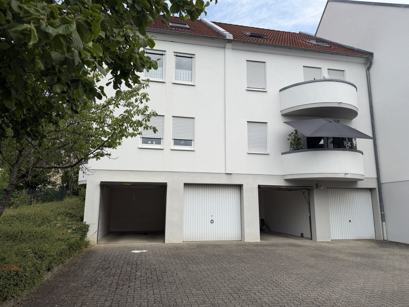 Einzelgarage in einer Wohnanlage zu verkaufen Einzelgarage in einer Wohnanlage zu verkaufen