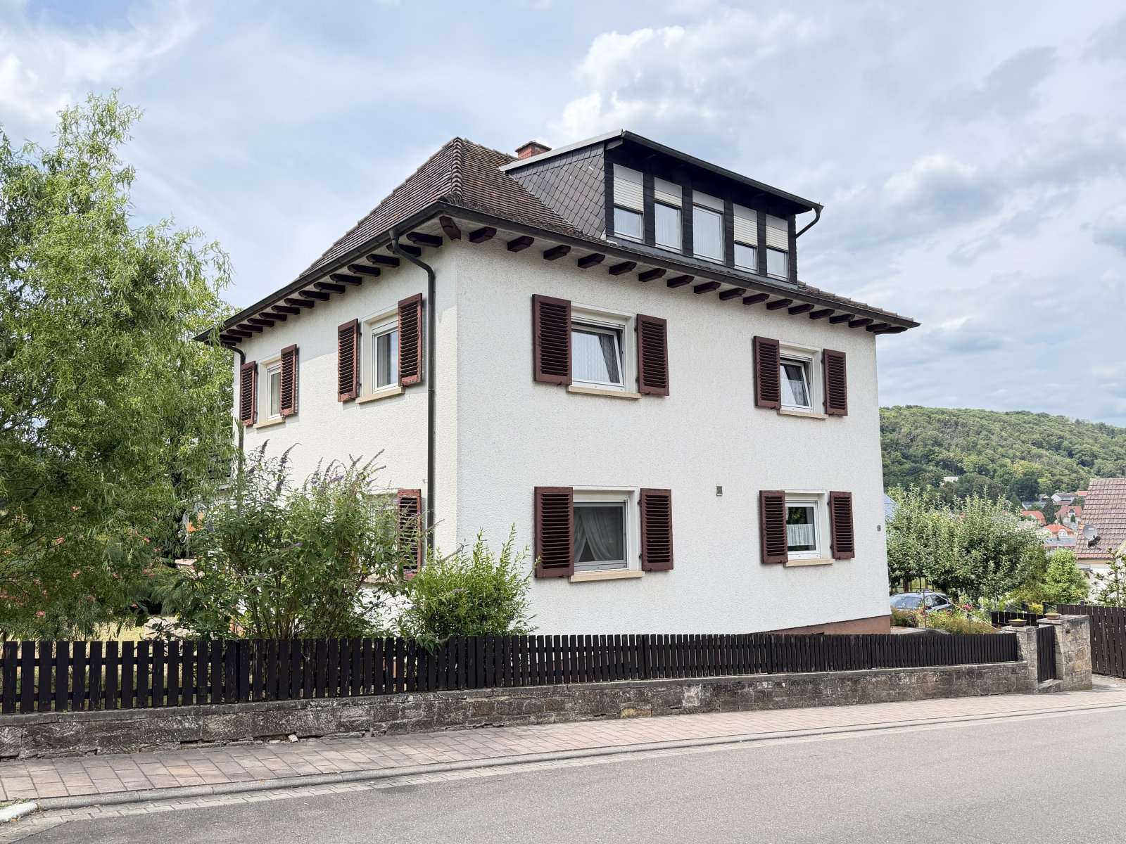 Stattliches Wohnhaus mit Garten-nähe Schul- und Sportzentrum-viel Platz für die Familie Stattliches Wohnhaus mit Garten-nähe Schul- und Sportzentrum-viel Platz für die Familie