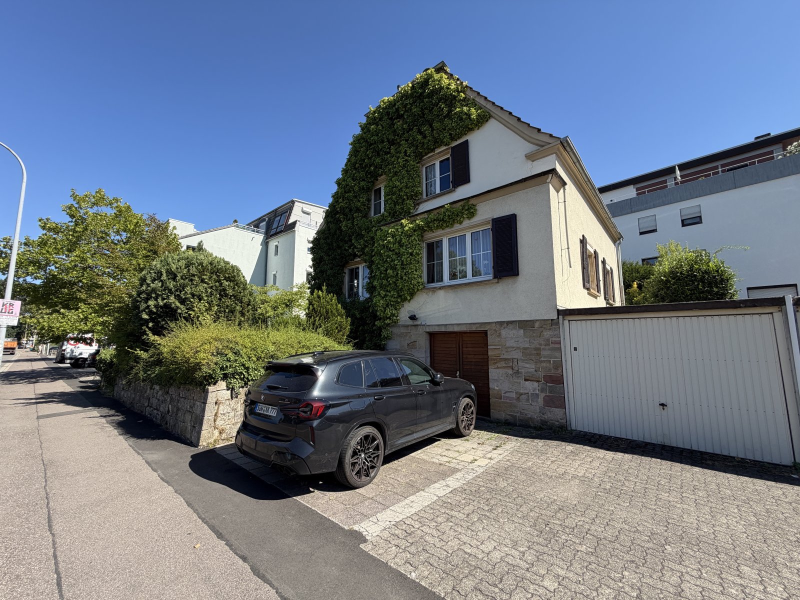 Wohnhaus in der Stadtmitte mit Einzelgarage und kleinem Garten Wohnhaus in der Stadtmitte mit Einzelgarage und kleinem Garten